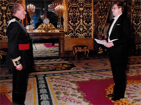 Hispaania kuningas Juan Carlos I ja EV suursaadik Andres Rundu volikirjade üleandmisel 21.09.2004