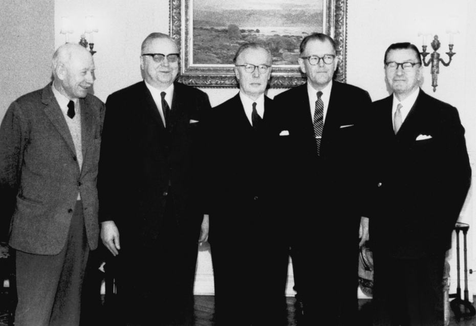Eesti esindajate kohtumine Londonis 24. aprillil 1966. Vasakult: valitsuse eksiilis peaminister Vabariigi Presidendi ülesannetes Aleksander Warma, Eesti esindaja Saksamaal Elmar Reisenberg, eesti saadik Inglismaal August Torma, peakonsul saadiku ülesannetes Ameerika Ühendriikides Ernst Jaakson, eesti esindaja Hispaanias Villibald Raud.