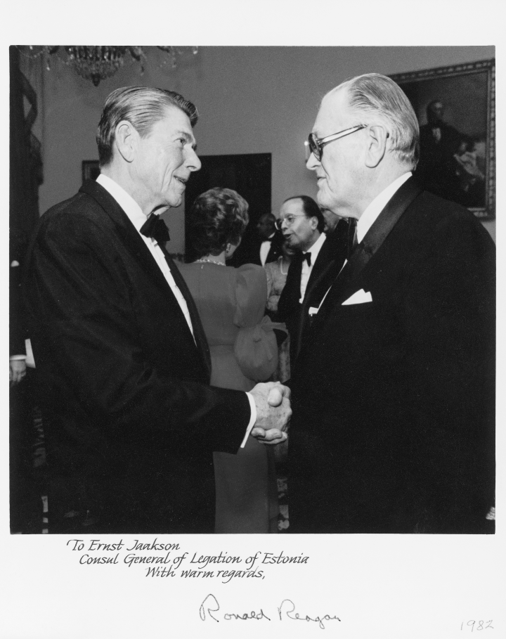Ernst Jaakson kätlemas USA presidendi Roland Reaginiga kui Eesti Vabariigi esindaja 1982. aastal - ajal, mil Eestis oli sügav nõukogude aeg ja Eesti iseseisvuse taastamiseni jäi veel 9 aastat.