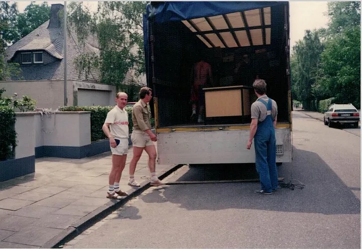 Kolimine uude saatkonnahoonesse Bonnis Fritz-Schaeffer-Strassel, juuli 1993