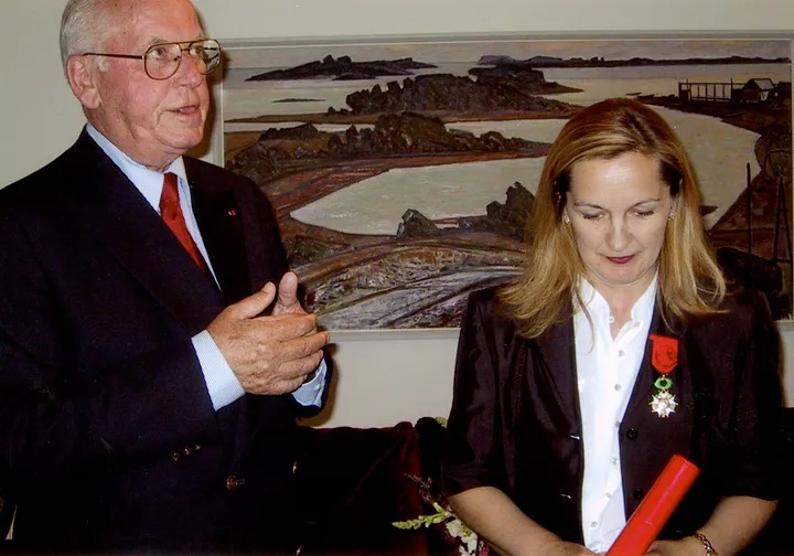 Lennart Meri ja Auleegioni ordeni (Légion d’honneur) ohvitser Malle Talvet-Mustonen 2002. aastal