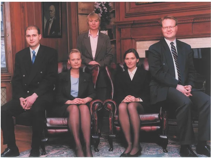 Londoni saatkonna konsul Tiina (paremalt teine) abikaasa, saatkonna majandusametniku Tõnis Nirgiga (paremalt esimene) 2000. aastal Londoni saatkonnas