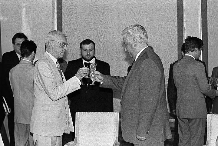 Eesti president Lennart Meri ja Venemaa president Boriss Jeltsin on allkirjastanud kokkulepped Vene sõjaväe lahkumise kohta Eestist 26. juulil 1994 Moskvas, taamal keskel välisminister Jüri Luik