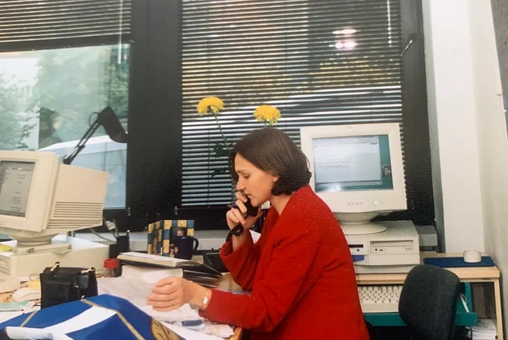 Tiina Nirk oma kabinetis aastal 2000