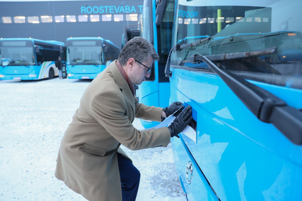 Välisminister Reinsalu saatmas busse.jpg
